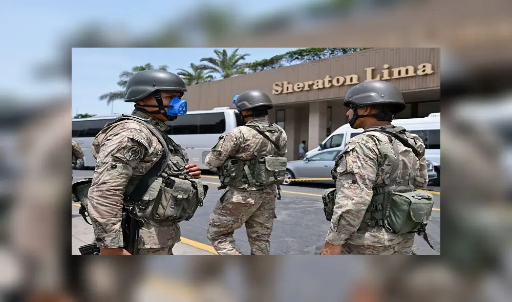 Peruvian army soldiers patrol close to major hotels in Lima on March 16, 2020, one day after President Martin Vizcarra announced a State of Emergency and a two-week nationwide home-stay quarantine together with the closure of all borders to fight the spread of the novel COVID-19 coronavirus. - No fatalities have been recorded of the 86 cases of Covid-19 detected in the country. (Photo by Cris BOURONCLE / AFP) Peruvian army soldiers patrol close to major hotels in Lima on March 16, 2020, one day after President Martin Vizcarra announced a State of Emergency and a two-week nationwide home-stay quarantine together with the closure of all borders to fight the spread of the novel COVID-19 coronavirus. - No fatalities have been recorded of the 86 cases of Covid-19 detected in the country. (Photo by Cris BOURONCLE / AFP)