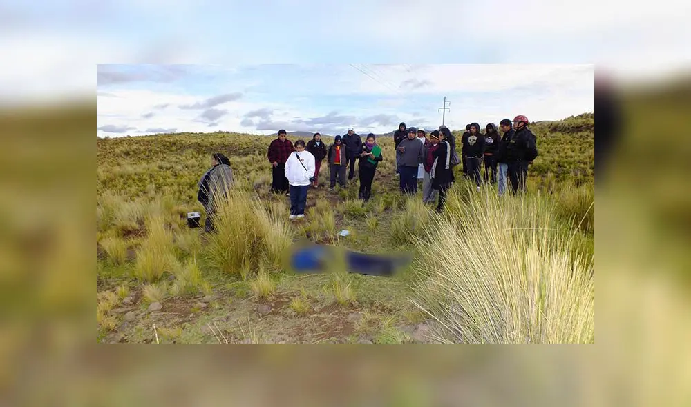 Al costado del cuerpo, se encontraron algunos atados con las flores que recolectaba para vender en la fiesta de carnavales.