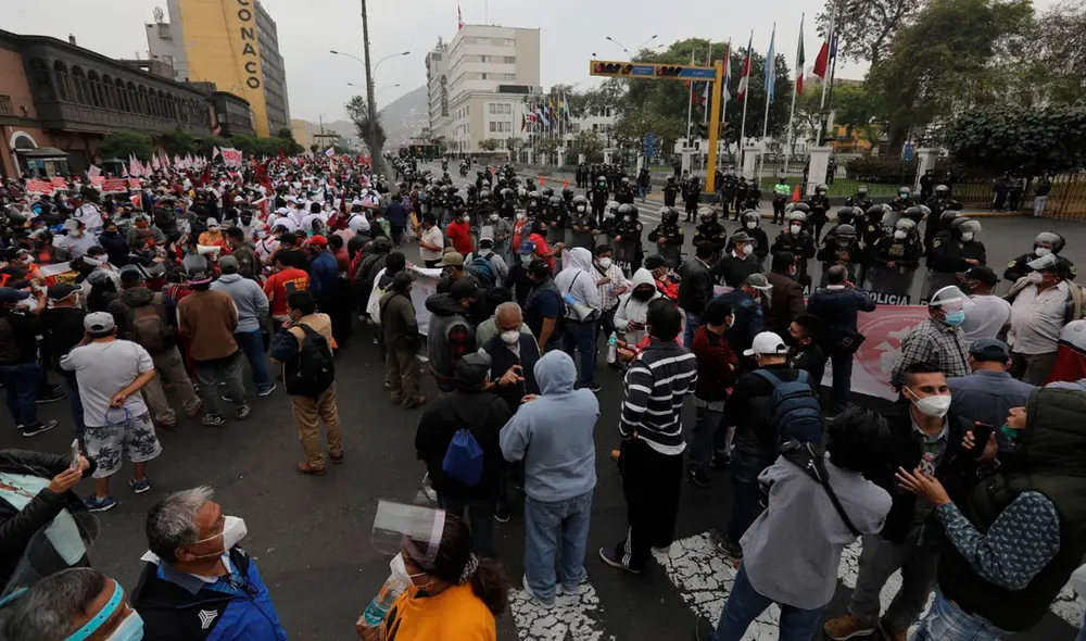 Grupo de sindicatos se enfrentaron a la Policía para poder avanzar hacia el Congreso. Foto: Jorge Cerdán / La República