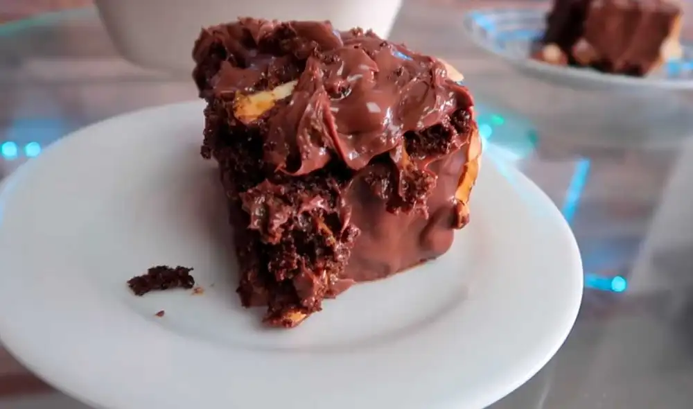 Desliza las imágenes para ver el aspecto de esta torta de chocolate ‘costosa’ que se vende actualmente en Lima. Foto: captura de YouTube/Desbalanceados Desliza las imágenes para ver el aspecto de esta torta de chocolate ‘costosa’ que se vende actualmente en Lima. Foto: captura de YouTube/Desbalanceados