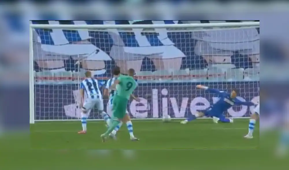 Karim Benzema controló el balón con el hombro, por lo que el árbitro acudió al VAR, donde finalmente se terminó validando el gol. Foto: Captura TV/ESPN 2.