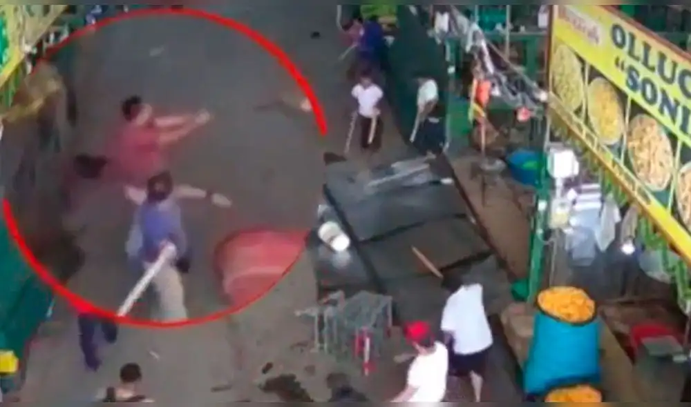 Cámaras captaron tiroteo en Mercado Unicachi. Foto: captura / ATV Noticias