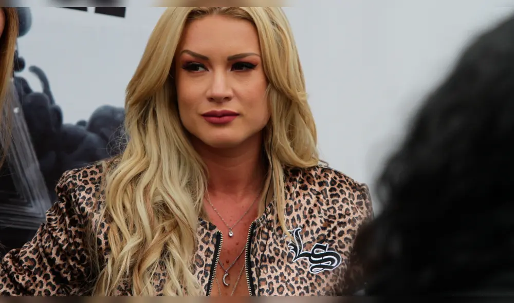 Leslie Shaw conquista en sensual pijama al dar cariño a su gato [FOTO]