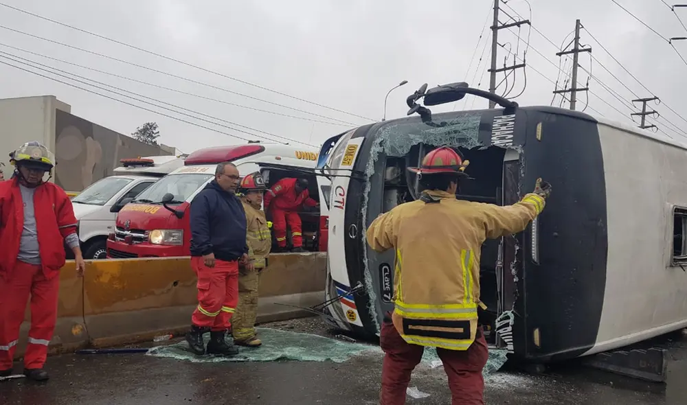 San Borja: pasajeros quedan atrapados tras volcadura de bus en el que viajaban [VIDEO]