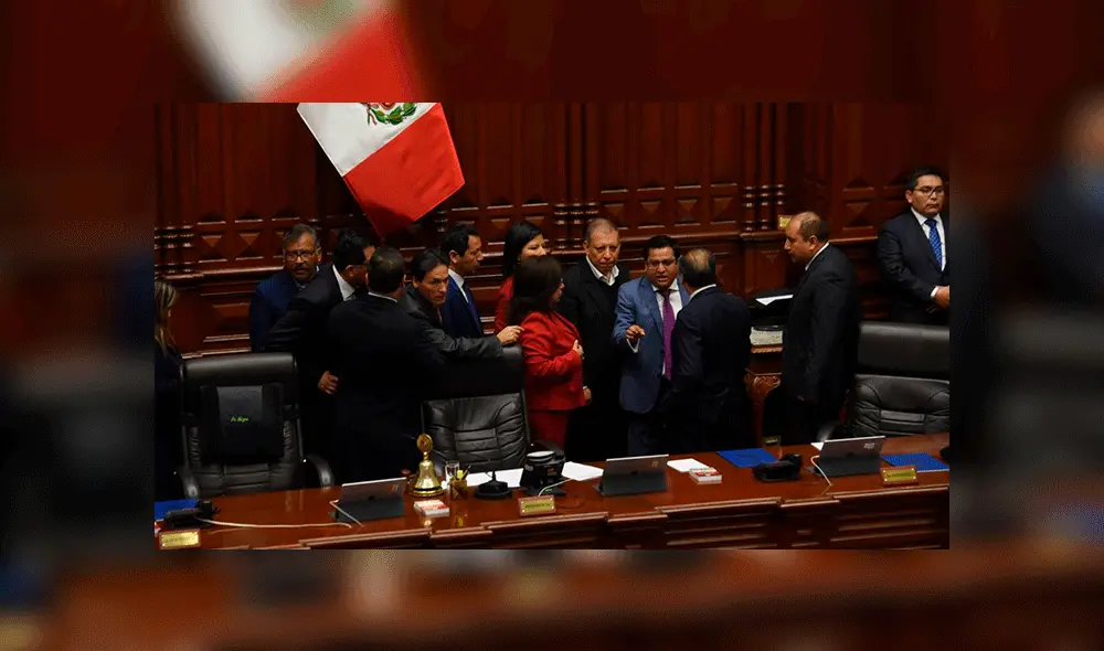 Cesar Vásquez se retira del pleno. Foto: Melissa Merino Cesar Vásquez se retira del pleno. Foto: Melissa Merino