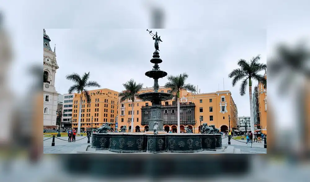 Foto con filtro interactivo de la pileta de la Plaza de Armas de Lima. Foto con filtro interactivo de la pileta de la Plaza de Armas de Lima.