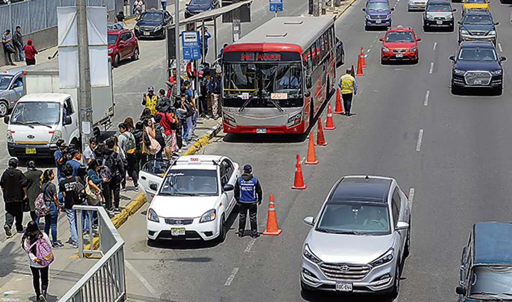 Lo de todos los días. En la vista, un taxi colectivo recoge pasajeros en un paradero del Corredor Rojo. Nadie, ni siquiera el inspector presente en el lugar, puede impedirlo Lo de todos los días. En la vista, un taxi colectivo recoge pasajeros en un paradero del Corredor Rojo. Nadie, ni siquiera el inspector presente en el lugar, puede impedirlo