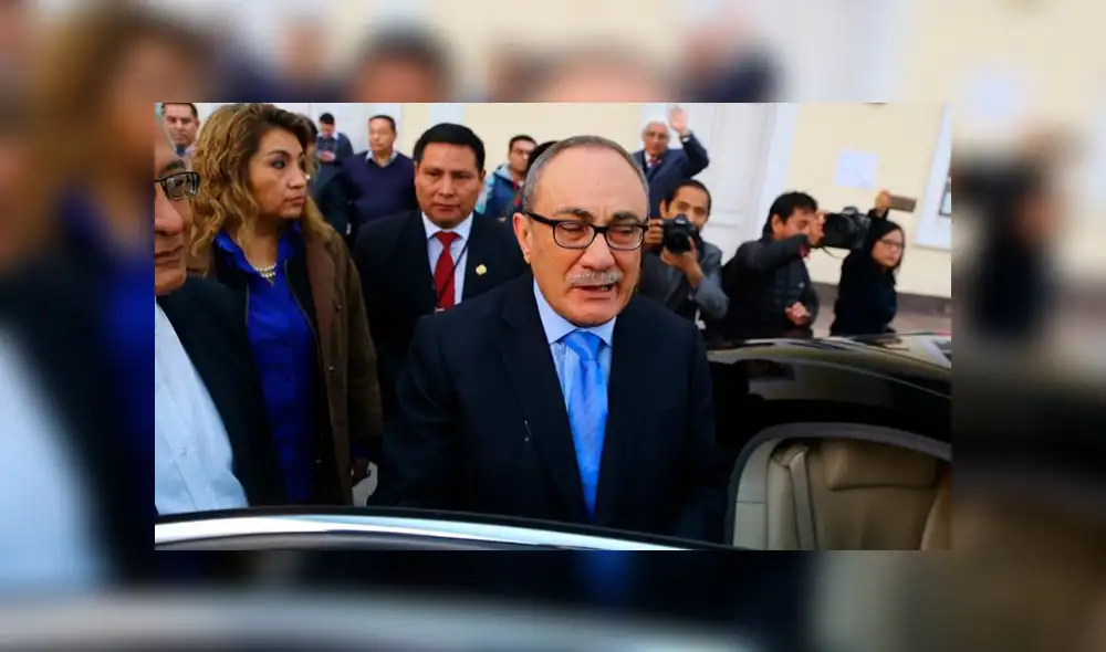 Ministro Idel Vexler irá este lunes al Congreso para exponer su política de gestión