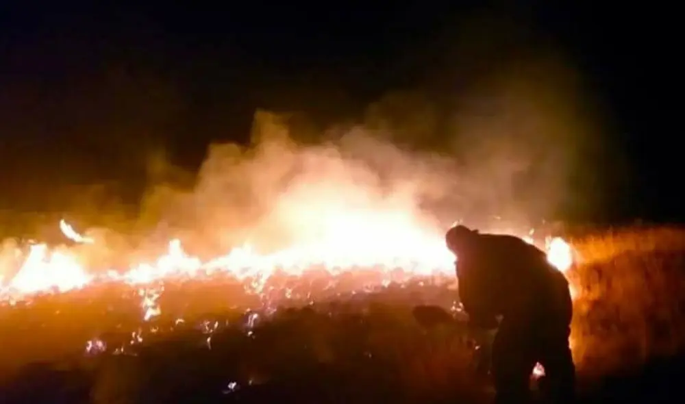 Incendio se prolongó durante varias horas. Foto: Orurillo Noticias. Incendio se prolongó durante varias horas. Foto: Orurillo Noticias.