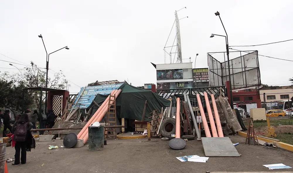 Alumnos de San Marcos formaron cadena humana para impedir el ingreso de los policías [FOTOS]