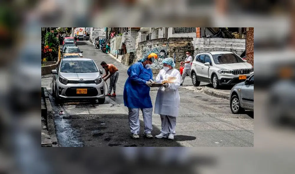 Los trabajadores de la salud son fotografiados durante una prueba aleatoria en el barrio de Santa Cruz en Medellín. Foto: AFP. Los trabajadores de la salud son fotografiados durante una prueba aleatoria en el barrio de Santa Cruz en Medellín. Foto: AFP.