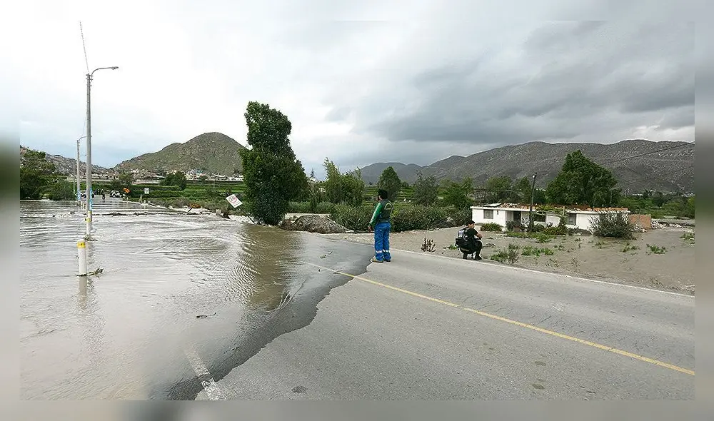 RIO CHILI SE DESBORDA ARRAZANDO LAS DEFENSAS RIVEREÑAS A LA AKLTURA DEL PUENTE BAILEY EN TIABAYA 