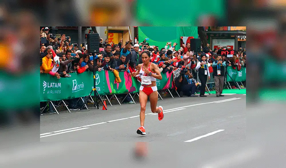 Niño alienta a Gladys Tejeda corriendo maratón junto a ella. Foto: Captura Niño alienta a Gladys Tejeda corriendo maratón junto a ella. Foto: Captura