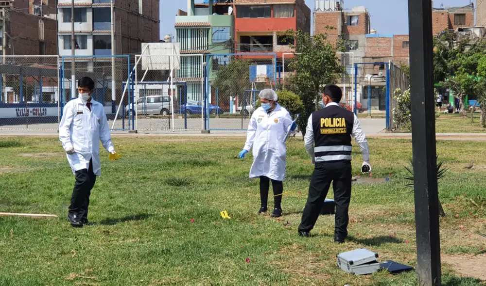 Peritos en Criminalística analizaron el parque donde se produjo disparo que mató a civil. Foto: Joel Robles / URPI-GLR Peritos en Criminalística analizaron el parque donde se produjo disparo que mató a civil. Foto: Joel Robles / URPI-GLR