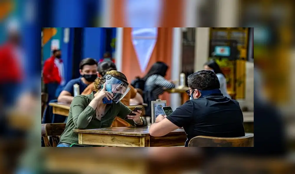 People wear face masks and shields during a pilot test of restaurant opening in Chorro de Quevedo tourist area, in Bogota on September 1, 2020, during te coronavirus pandemic. - Bogota, the focus of the pandemic in Colombia, left behind its strict quarantine by zones and began to ease restrictive measures against the new coronavirus, mainly aimed at relaunching the declining trade in the capital. (Photo by Juan BARRETO / AFP) People wear face masks and shields during a pilot test of restaurant opening in Chorro de Quevedo tourist area, in Bogota on September 1, 2020, during te coronavirus pandemic. - Bogota, the focus of the pandemic in Colombia, left behind its strict quarantine by zones and began to ease restrictive measures against the new coronavirus, mainly aimed at relaunching the declining trade in the capital. (Photo by Juan BARRETO / AFP)