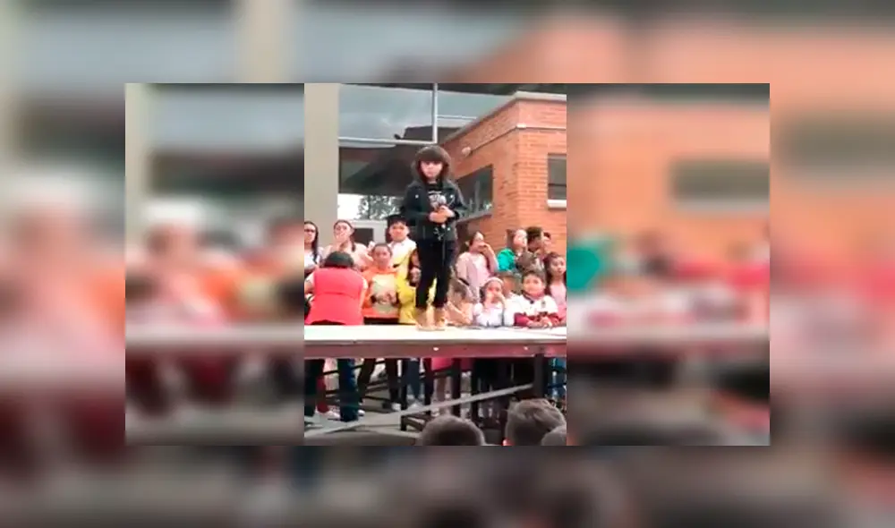 En Facebook, una niña se sube al escenario de actuación escolar para interpretar ‘The Final Countdown’. En Facebook, una niña se sube al escenario de actuación escolar para interpretar ‘The Final Countdown’.