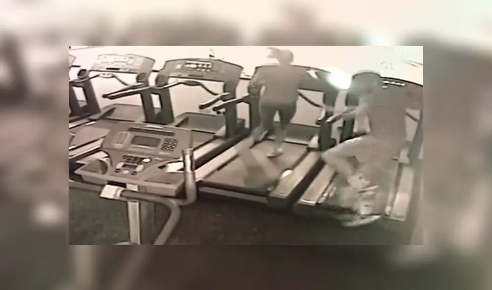 El celular se le cayó y al intentar cogerlo tuvo una estrepitosa caída. Foto: captura