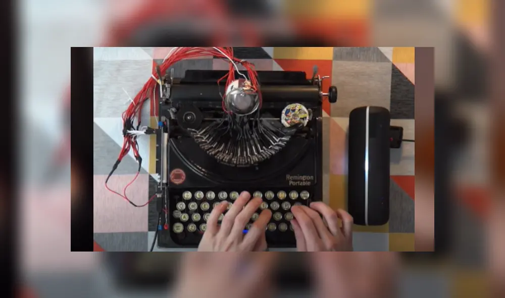 Desliza las imágenes para ver la sorprendente transformación de una antigua máquina de escribir en un instrumento musical. Desliza las imágenes para ver la sorprendente transformación de una antigua máquina de escribir en un instrumento musical.