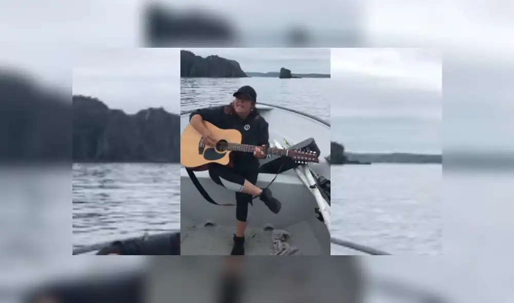 Video es viral en Facebook. Mujeres quedaron sorprendidas al ver a las especies marinas atraídas por su espectáculo musical. Fotocaptura: YouTube