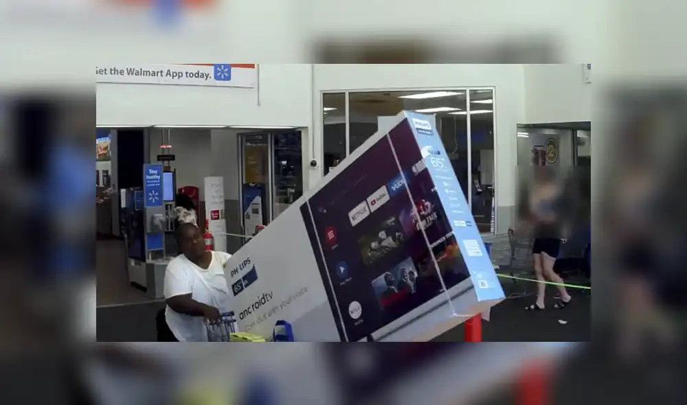 "intentó robar una TV que es igual de grande, si no más, que ella misma", menciona la publicación de la Policía. Foto: captura