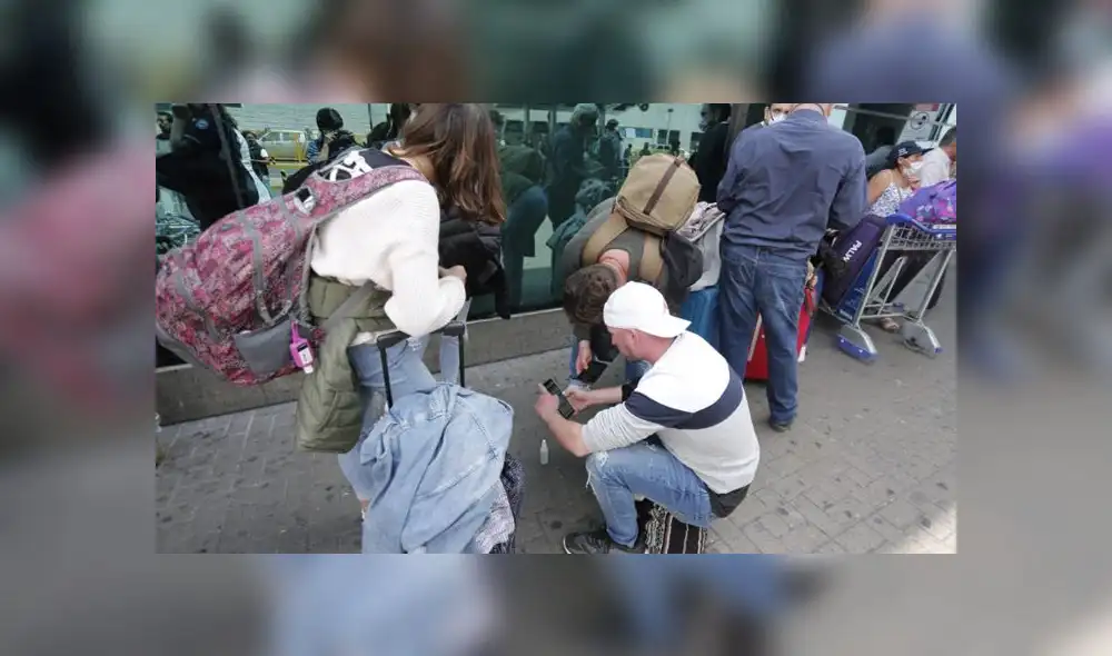 Mientras que algunos pudieron alcanzar boletos para volar antes del cierre de fronteras, otros buscan opciones para alojarse los próximos 15 días. (Foto: Antonio Melgarejo / La República) Mientras que algunos pudieron alcanzar boletos para volar antes del cierre de fronteras, otros buscan opciones para alojarse los próximos 15 días. (Foto: Antonio Melgarejo / La República)