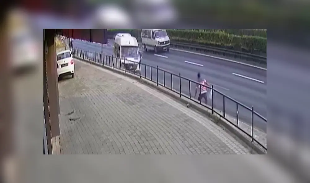 Desliza las imágenes para conocer más sobre este impactante hecho registrado por una cámara de vigilancia. Foto: Newzee Desliza las imágenes para conocer más sobre este impactante hecho registrado por una cámara de vigilancia. Foto: Newzee