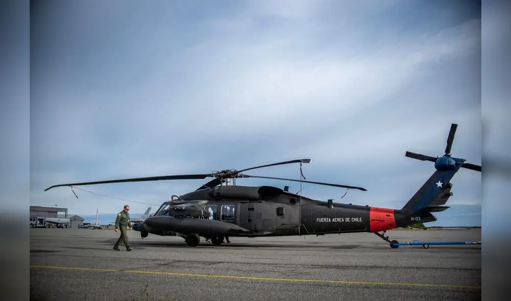 Restos de víctimas de avión chileno llegan a base militar en Punta Arenas. Foto: AFP.