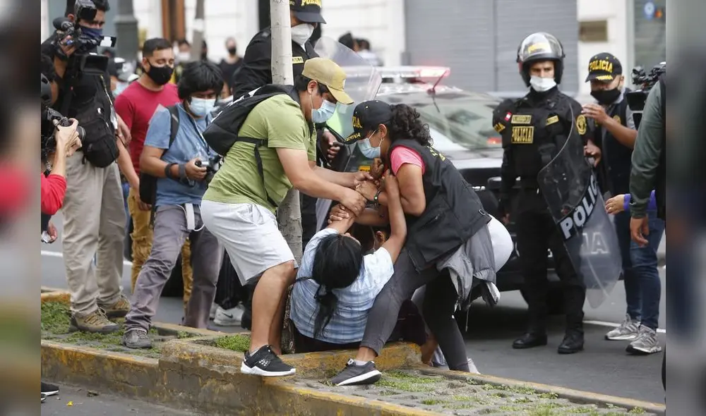 Detenciones en la avenida Nicolás de Piérola. Foto: Marco Cotrina/La República Detenciones en la avenida Nicolás de Piérola. Foto: Marco Cotrina/La República