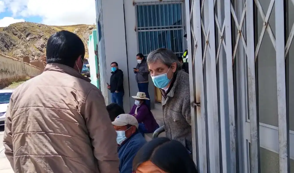 Funcionario del Ministerio del Ambiente tuvo que salir del lugar. Foto: Liubomir Fernández.