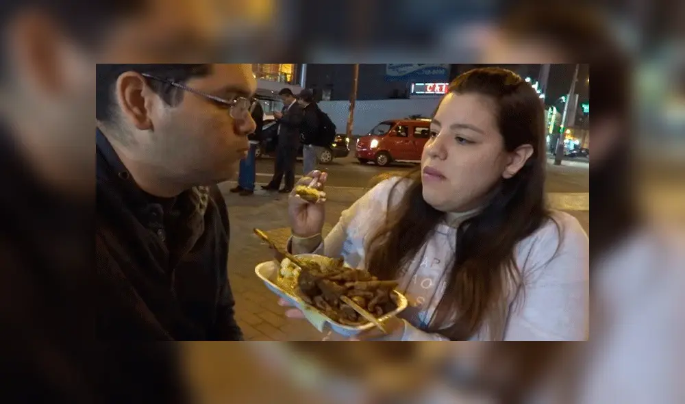 YouTube: Venezolanos prueban anticuchos de puesto ambulante [VIDEO]