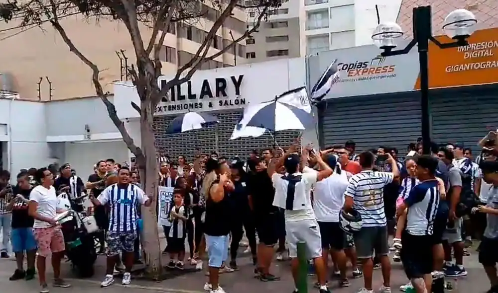 Hinchas de Alianza Lima hicieron sentir su apoyo al equipo antes del clásico. Foto: Tv Perú