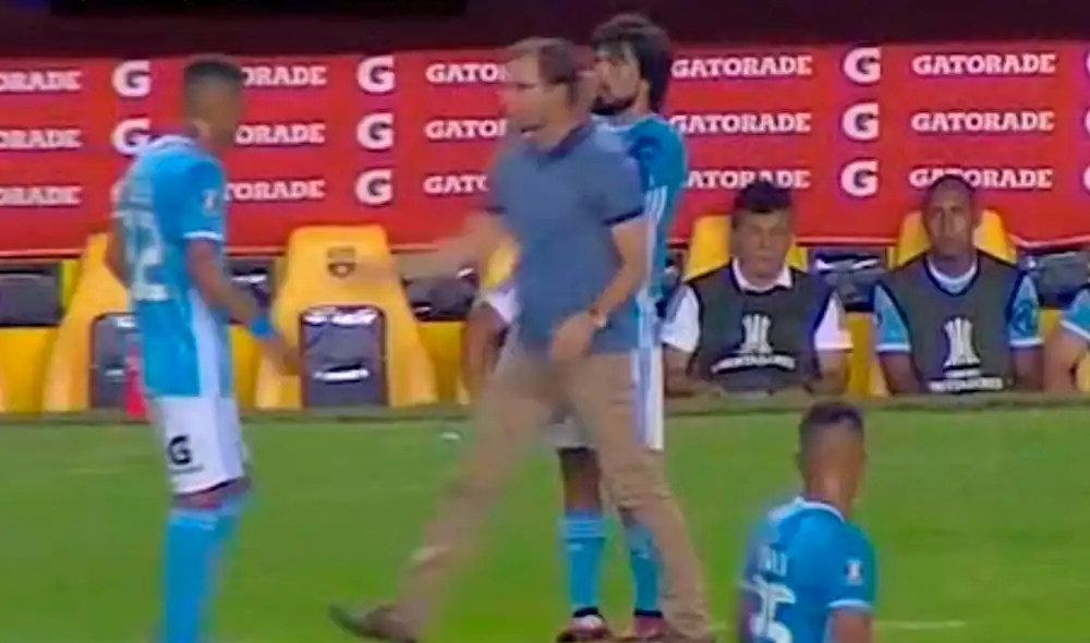 Técnico de Sporting Cristal, Manuel Barreto, se molestó con sus jugadores por recibir dos goles en menos de 15 minutos. Técnico de Sporting Cristal, Manuel Barreto, se molestó con sus jugadores por recibir dos goles en menos de 15 minutos.