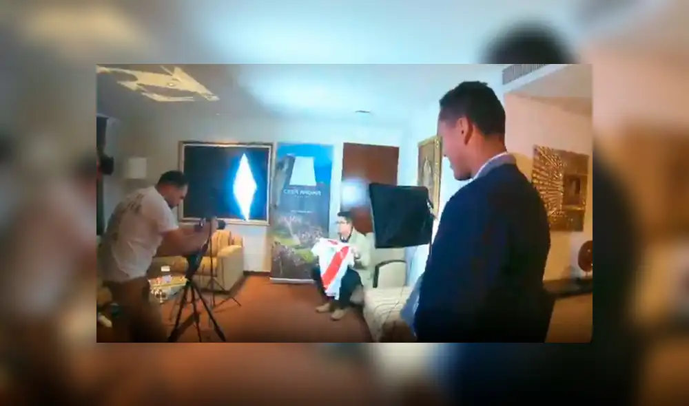 Renato Tapia hizo un gran regalo sorpresa a algunos seguidores de la selección peruana. Renato Tapia hizo un gran regalo sorpresa a algunos seguidores de la selección peruana.