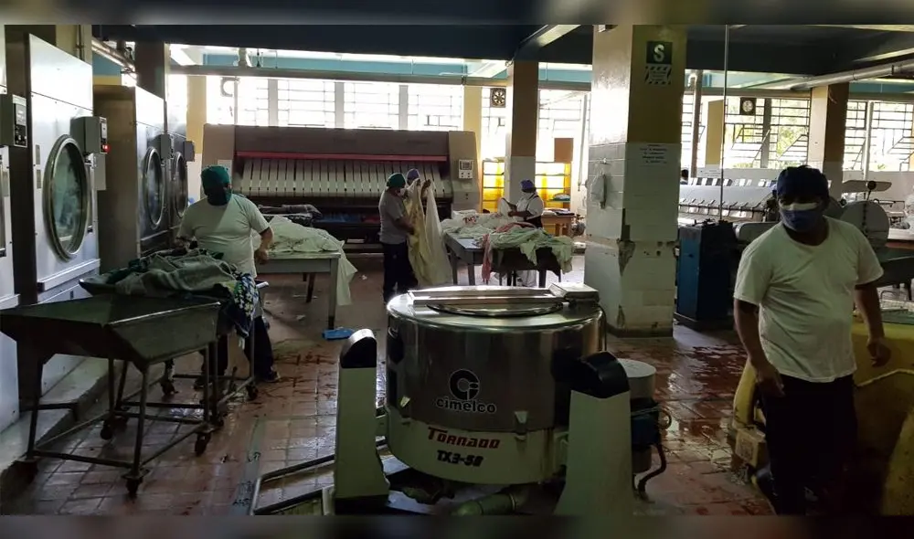 Trabajadores del Hospital Honorio Delgado realizaron un plantón.