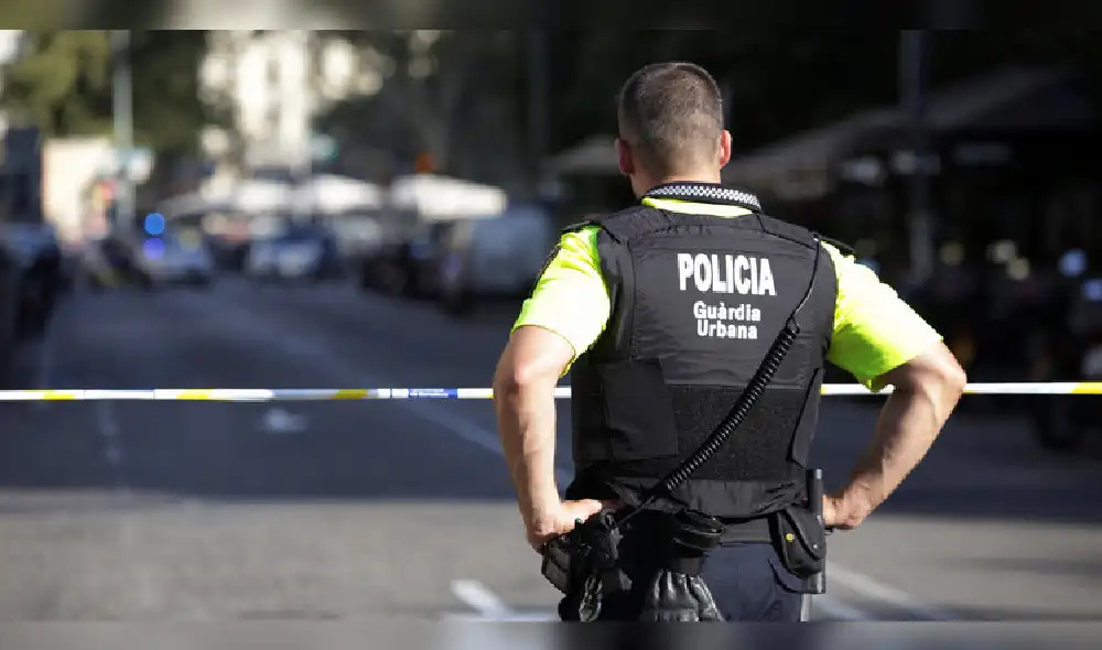 YouTube: Mira el conmovedor gesto de un policía con un bebé tras el atentado en Barcelona [VIDEO]