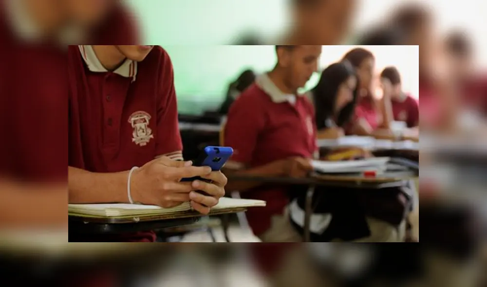 Director prohíbe minifaldas, aretes y celulares a estudiantes de su colegio [VIDEO] 