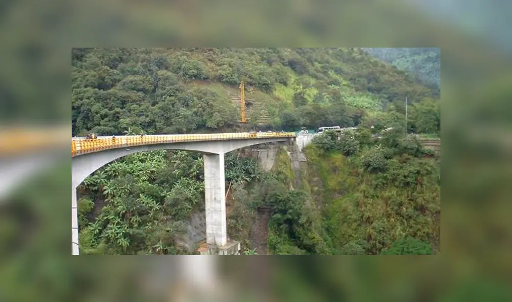 Dos policías salvaron a mujer que intentó suicidarse desde un puente [VIDEO]