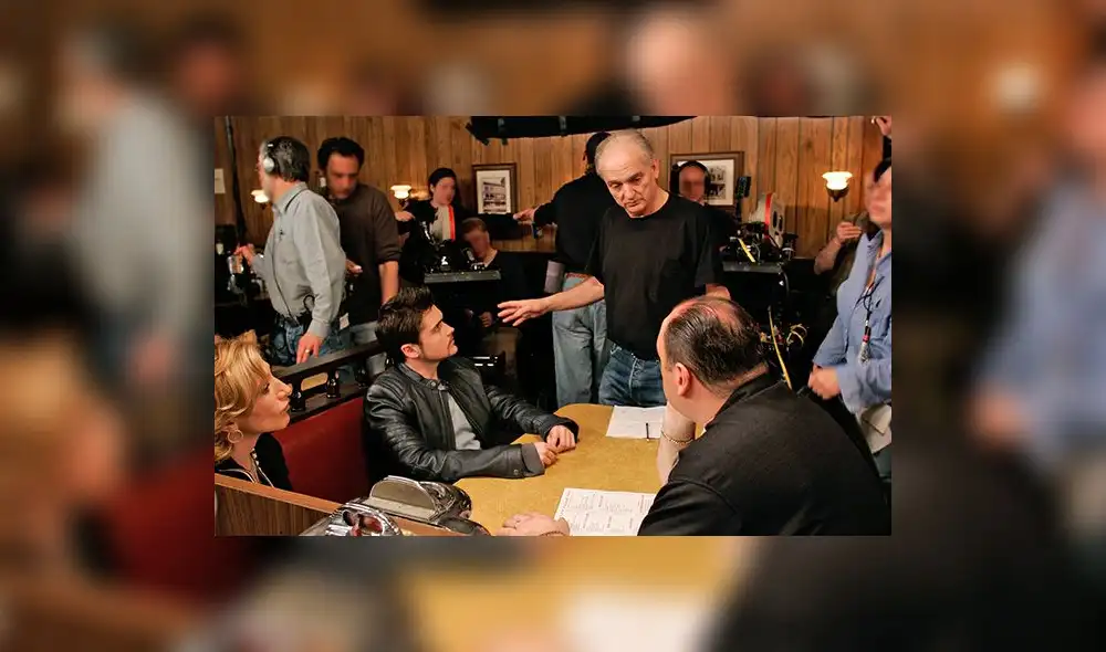 David Chase dirigiendo a James Gandolfini, Edie Falco y Robert Iler en "Made in America", el episodio final de "Los Soprano" emitido el 10 de junio del 2007. (Foto: iMDb)