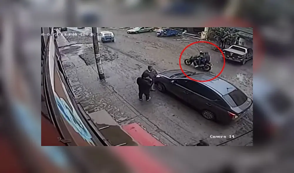 Luego de cometer el robo, José Richard Figueroa Castillo se sube a la moto lineal de 'Chiquitín' y huye con los demás cómplices. (Foto: Captura de video / Municipalidad de Villa El Salvador)