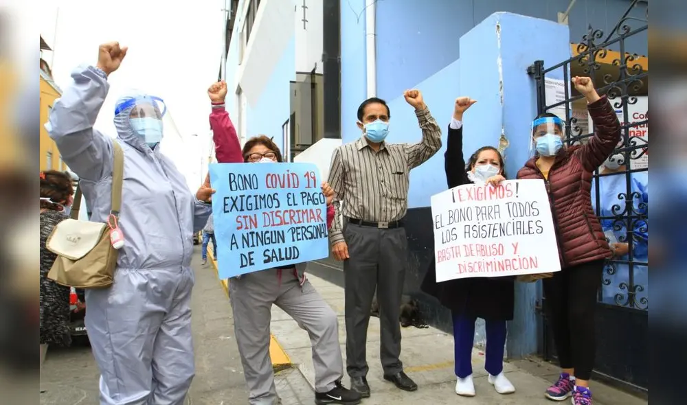 Personal asistencial piden salida de directora del nosocomio. Foto Jaime Mendoza /La República. Personal asistencial piden salida de directora del nosocomio. Foto Jaime Mendoza /La República.