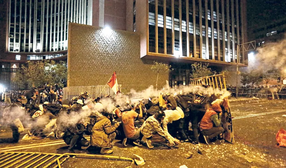 Reacción. Las fuerzas del orden opusieron férrea resistencia a los manifestantes que querían llegar al Congreso para rechazar la vacancia de Vizcarra. Foto: Antonio Melgarejo/La República Reacción. Las fuerzas del orden opusieron férrea resistencia a los manifestantes que querían llegar al Congreso para rechazar la vacancia de Vizcarra. Foto: Antonio Melgarejo/La República