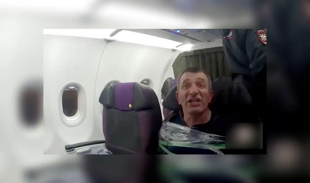 Pasajero ebrio fue atado con cinta adhesiva tras intentar entrar a la cabina del piloto en pleno vuelo [VIDEO]