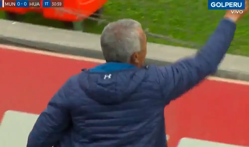 Wilmar Valencia prefirió irse a las tribunas antes que recibir la tarjeta roja. Foto: Captura de Gol Perú