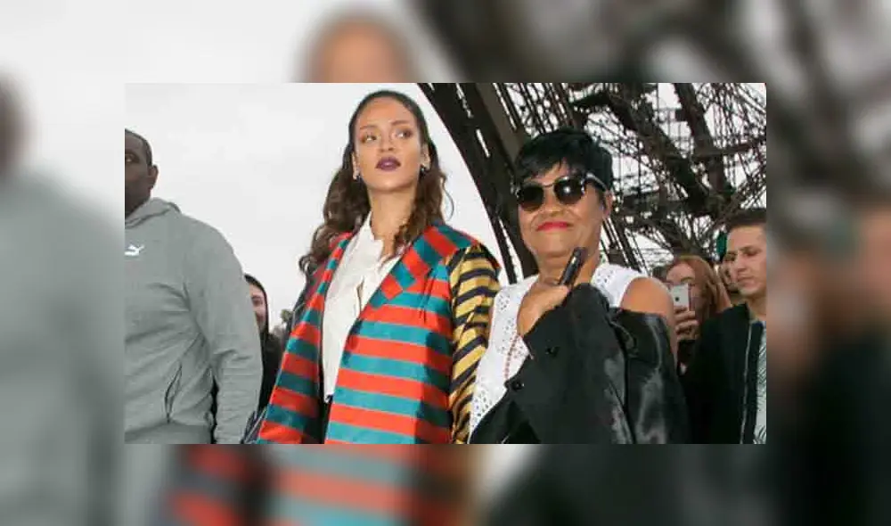 Rihanna con su madre, quien la acompaña en todas sus presentaciones. Foto: difusión. Rihanna con su madre, quien la acompaña en todas sus presentaciones. Foto: difusión.