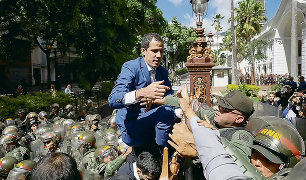 Como sea. Esta imagen dio la vuelta al mundo luego del “golpe parlamentario” que sacó del cargo a Juan Guaidó. Hoy intentará tomar las riendas del Parlamento venezolano. Foto: EFE.