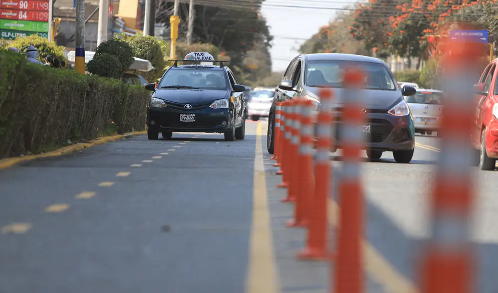 Los bolardos de plástico no son suficientes para impedir el paso de los vehículos en la ruta para ciclistas. Foto: La República/Clinton Medina. Los bolardos de plástico no son suficientes para impedir el paso de los vehículos en la ruta para ciclistas. Foto: La República/Clinton Medina.