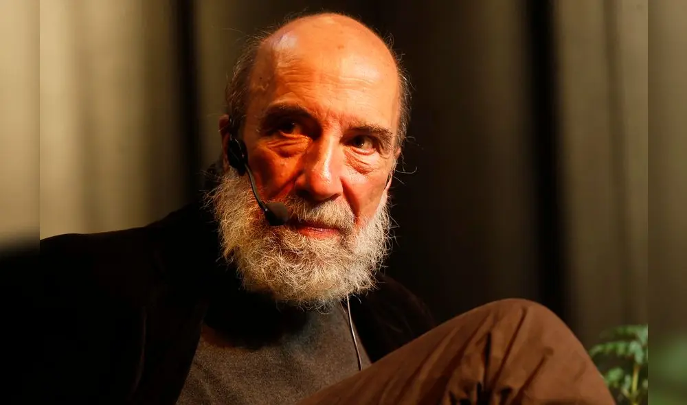 GRAF1678. SANTIAGO (CHILE), 08/09/2020.- Fotografía de archivo fechada el 21/06/2017 del poeta y premio nacional chileno, Raúl Zurita Canessa, durante un homenaje a la editorial española Visor en Santiago (Chile). Raúl Zurita ha sido galardonado con el XXIX Premio Reina Sofía de Poesía Iberoamericana, el más importante reconocimiento de poesía en español y portugués, según el fallo del jurado hecho público este martes. EFE/ Elvis González