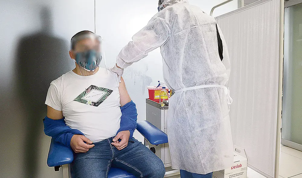 Ensayos. Por el momento son 6 mil los voluntarios que están recibiendo la vacuna experimental de Sinopharm. La otra semana se convocará a más peruanos para estas pruebas. Foto: EFE