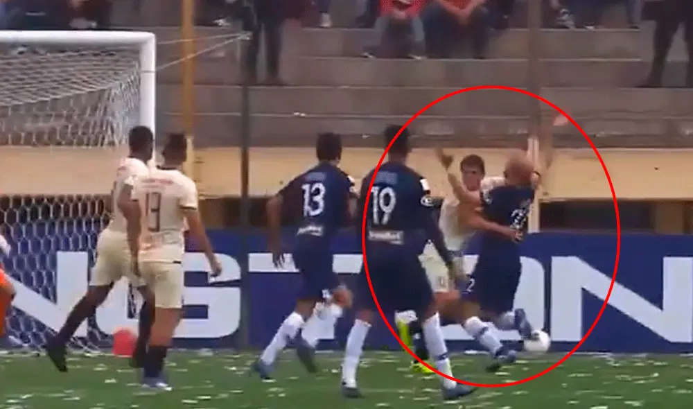 Aldo Corzo lo tuvo tomado a Federico Rodríguez en el área y el árbitro no cobró nada. | Foto: Gol Perú