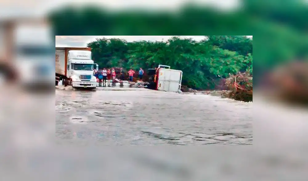 Camión con alimentos de Qali Warma es arrastrado por la quebrada Colán Camión con alimentos de Qali Warma es arrastrado por la quebrada Colán